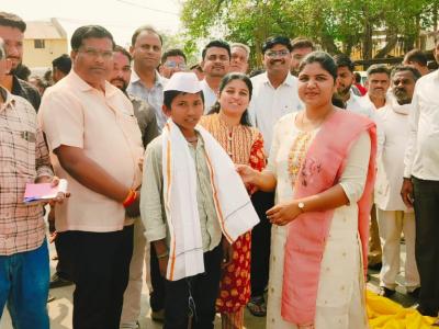 Vasima Bajara Samitimadhye Ciya Setamala Vikrisa Ananara Pahila Setakari Yanca Satkrara Karatana Manyavara